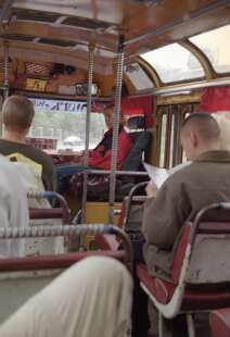 V autobuse
